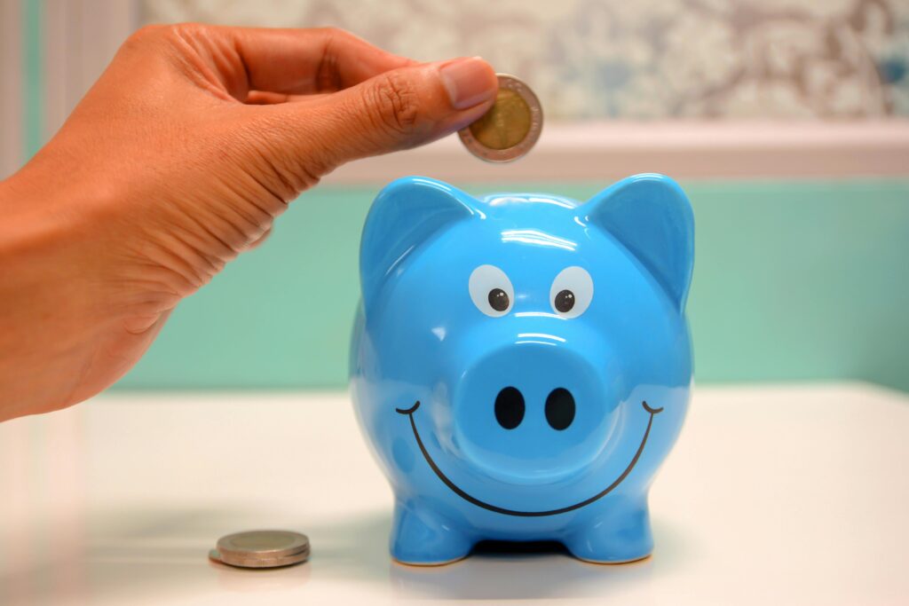 woman put coing in piggybank denoting average american savings